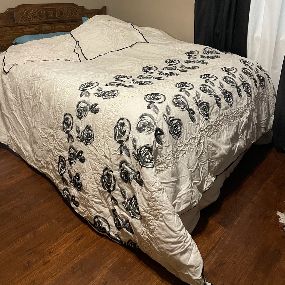 Queen size Black & Cream Rose Comforter set